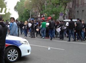 Фанаты SOAD  бегут к площади