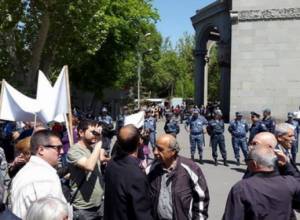 Nairit plant employees try to approach Serzh Sargsyan