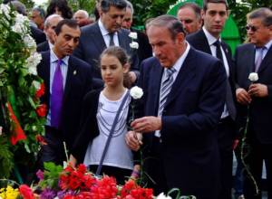 Levon Ter-Petrosyan accompanied HAK