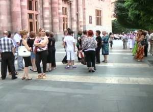 If one day officials don’t go to restaurants, the victims will be compensated