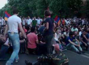Protesters start sit-in on Baghramyan Avenue