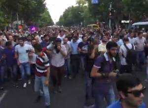 Участники акции двинулись к Баграмян, 26