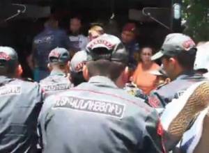 Police detain protesters after dismantling barricade in Baghramyan Avenue