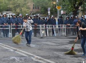 Journalists in closed Baghramyan Avenue