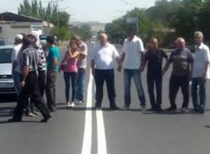 “Nairit” employees today again closed a street