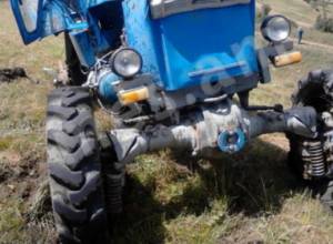 Колесо трактора скатилось, ударило по стене в доме, разрушив ее
