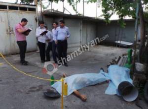 Выстрелы на улице Бабаяна: супруги лежат на полу