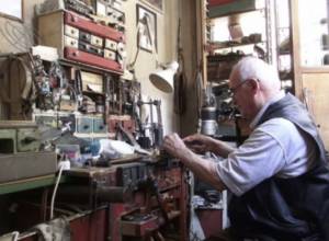 77-ամյա վարպետը նորոգում է ցանկացած գործիք