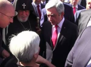 Serzh Sargsyan to a citizen: Why do you tell me that the grape harvest is perished: How can I accept it then?