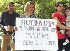 2 տարեկան փոքրիկը՝ նախագահականի դիմաց