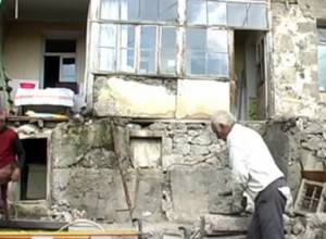 Ստորգետնյա ջրերի պատճառով քանդվել է խոհանոցի պատն ու պատշգամբը