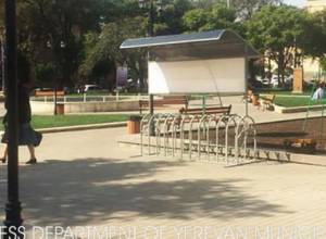 На столичных улицах размещаются стоянки для велосипедов