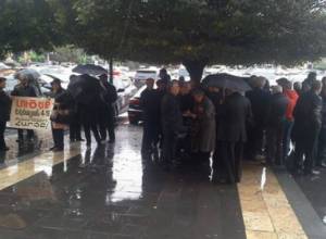 But for the policemen, no one approached the people gathered in front of the Government building