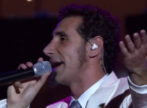 Serj Tankian’s guitar auctioned off for 27,000 USD