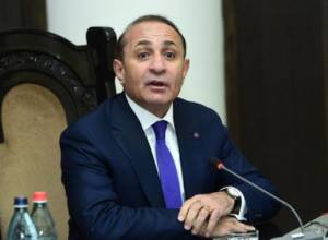 Prime Minister: “Don’t leave by other entries and communicate with journalists”