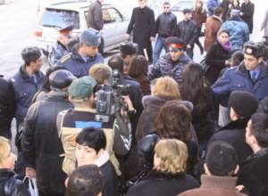 Residents closed the street: one person taken to hospital