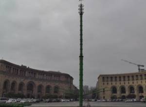 Main Christmas tree being installed in Yerevan