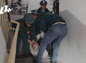 Police officers go after Vardges Gaspari