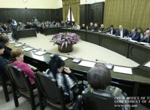 Премьер-министр принял жителей 33-й квартала Фирдуси в Ереване