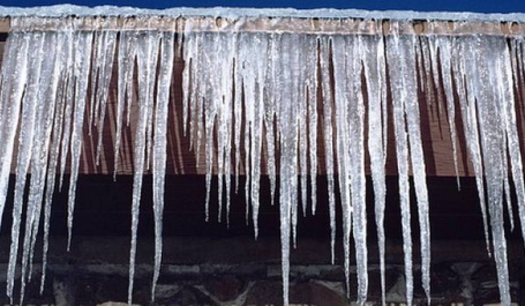 Հեռացվում են շենքերի տանիքներից կախված  սառցալեզվակները