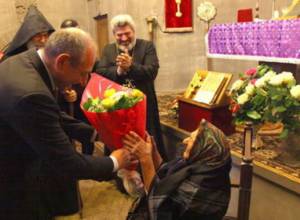 Atsakh Prez congratulates a 100-year-old resident of Askeran town