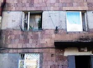 Бетонное покрытие подъезда здания оторвалось и упало