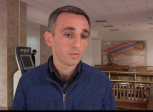 Who closed Baghramyan Avenue - demonstrators or police officers?