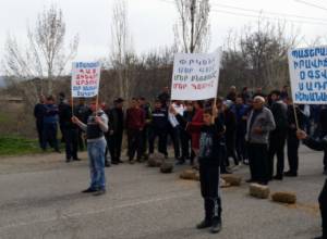 Жители Гарни перекрыли дорогу: Хетк