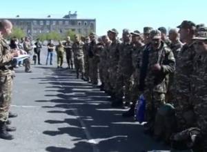 Flow of volunteers to front line continues