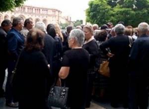 Nairit employees again outside Government building