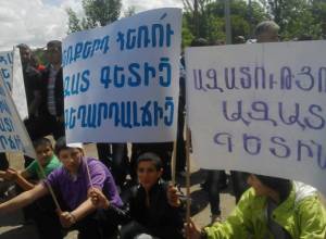 Garni residents again blocked Garni-Yerevan roadway