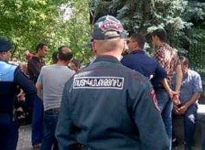 Жители Кахцрашена около резиденции ожидают ответа