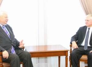 Edward Nalbandian receives Andrzej Kasprzyk