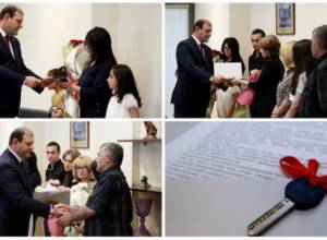 Ключи от новых квартир семьям погибших военнослужащих