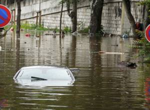 Paris floods: Art treasures evacuated from Louvre and Musée d'Orsay