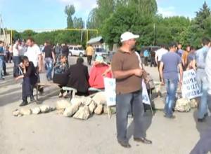 LIVE: Residents of Goght community blocked the road to Geghard