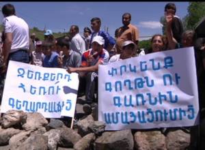 Residents of Goght open the road