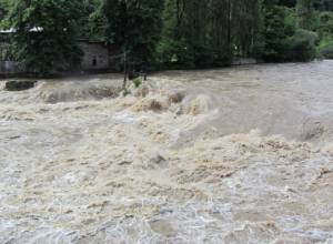 Car falls into river in Armenia