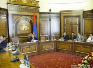 Премьер-министр вновь поручил сократить расходы