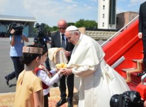 Pope Francis welcomed with Armenian apricot and lavash
