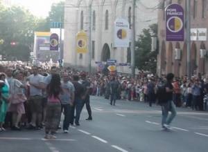 Քաղաքացիները շարքեր են կազմել  փողոցում