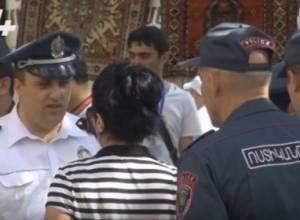 “We won’t leave”: hot situation in Vernissage