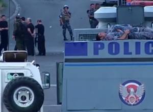 Night passed peacefully on Khorenatsi Street: Another hostage set free