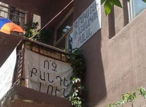 Policemen break door to enter civil activist's apartment