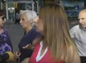 Заруи Постанджян пытается передать пищу ППС