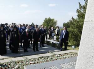 Armenia's top brass visits Yerablur Pantheon