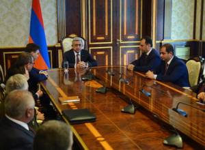 Serzh Sargsyan presents newly appointed officials