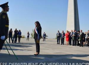 Paris Mayor visits Tsitsernakaberd