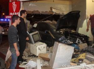 Vehicle crashes into gas station: there are casualties