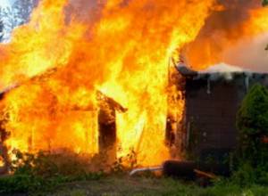 В Гюмри сгорел домик-вагон